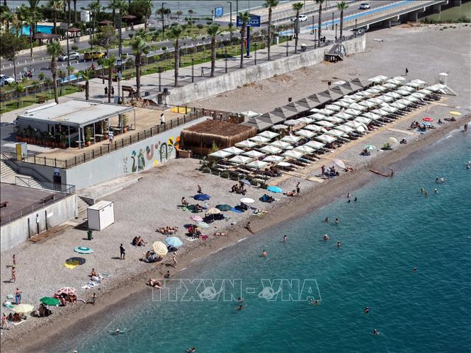 Quang cảnh bãi biển Konyaalti ở Antalya, Thổ Nhĩ Kỳ. Ảnh: THX/TTXVN phát