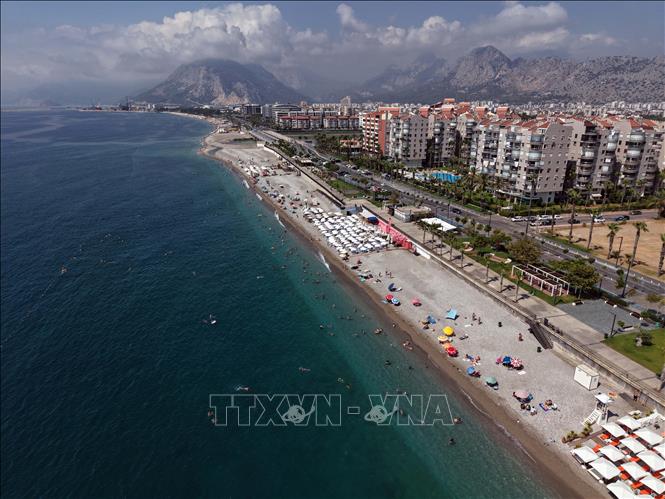 Quang cảnh bãi biển Konyaalti ở Antalya, Thổ Nhĩ Kỳ. Ảnh: THX/TTXVN phát