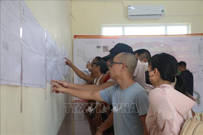 Đông đảo người dân xã Vĩnh Thanh đến các điểm niêm yết thông tin quy hoạch để 