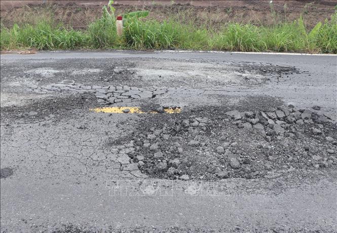 Nhiều điểm bong tróc gây khó khăn cho người dân di chuyển. Ảnh: Tuấn Phi – TTXVN 