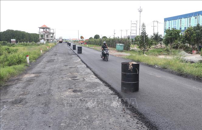 Nhiều đoạn của dự án chưa hoàn thành việc gia cố thảm nhựa. Ảnh: Tuấn Phi – TTXVN 