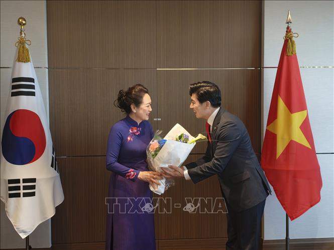 Chủ tịch Hiệp hội phát triển văn hóa Hàn Quốc Samuel Chung tặng hoa Phu nhân Nguyễn Thị Thanh Nga. Ảnh: Đào Lâm - Phóng viên TTXVN tại Hàn Quốc