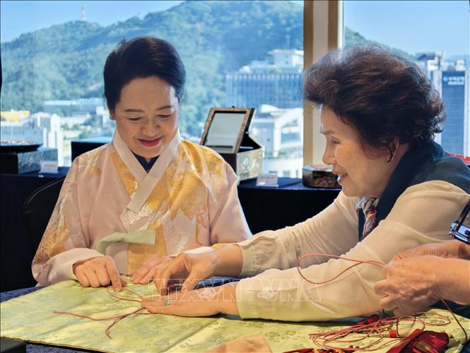 Phu nhân Nguyễn Thị Thanh Nga trải nghiệm nghệ thuật thắt nút chỉ Hàn Quốc. Ảnh: Đào Lâm - Phóng viên TTXVN tại Hàn Quốc