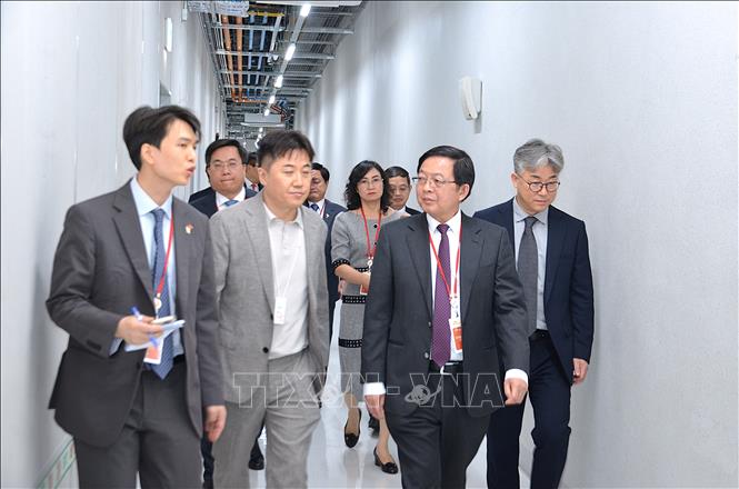 Phó Thủ tướng Hồ Quốc Dũng thăm trung tâm AI của Tập đoàn SK. Ảnh: Khánh Vân - PV TTXVN tại Hàn Quốc
