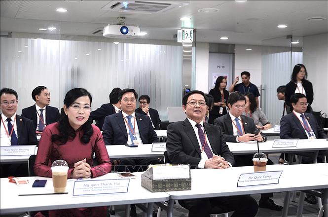 Phó Thủ tướng Hồ Quốc Dũng làm việc tại trung tâm AI của Tập đoàn SK. Ảnh: Khánh Vân - PV TTXVN tại Hàn Quốc