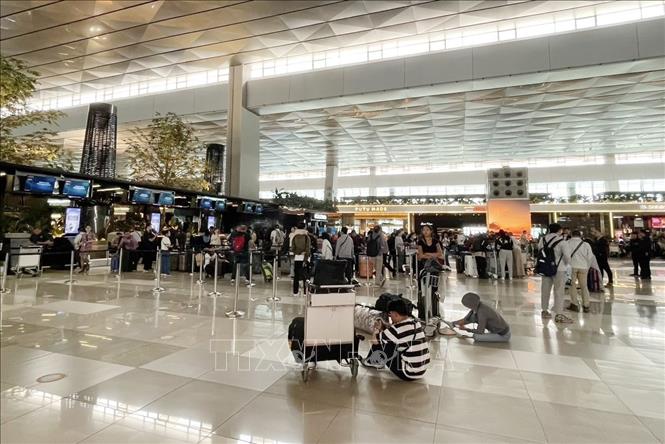 Nhiều hành khách chờ tại sân bay để mong lên được chuyến bay sớm nhất. Ảnh: Đỗ Quyên – PV TTXVN tại Indonesia