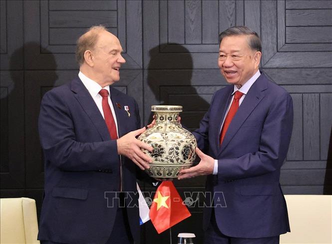Tổng Bí thư, Chủ tịch nước Tô Lâm tặng quà cho Chủ tịch Đảng Cộng sản Liên bang Nga Gennady Zyuganov. Ảnh: Thống Nhất – TTXVN