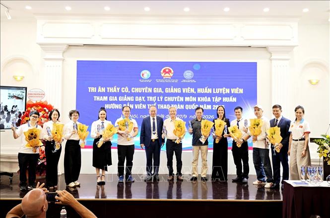 Trao kỷ niệm chương cho các giảng viên, chuyên gia tham dự chương trình đào tạo. Ảnh: Nam Sương - TTXVN