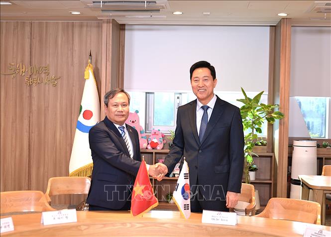Chủ tịch UBND thành phố Hà Nội Vũ Đại Thắng làm việc với Thị trưởng Seoul Oh Se-hoon. Ảnh: Khánh Vân - PV TTXVN tại Hàn Quốc