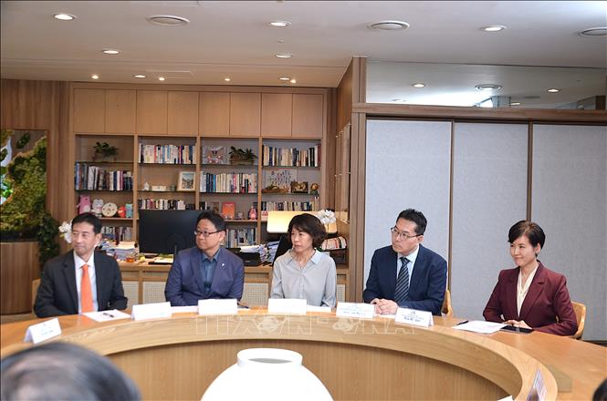 Đoàn UBND thành phố Hà Nội tại buổi làm việc với Thị trưởng Seoul Oh Se-hoon. Ảnh: Khánh Vân - PV TTXVN tại Hàn Quốc