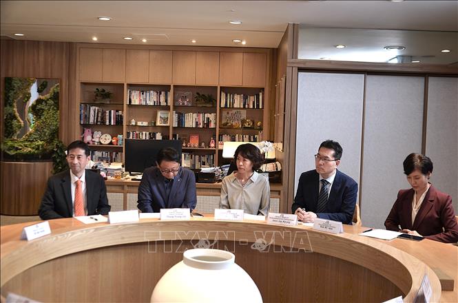 Đại biểu Tòa Thị chính Seoul tham gia buổi làm việc với Chủ tịch UBND thành phố Hà Nội Vũ Đại Thắng. Ảnh: Khánh Vân - PV TTXVN tại Hàn Quốc