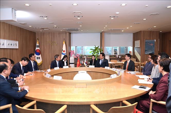 Chủ tịch UBND thành phố Hà Nội Vũ Đại Thắng làm việc với Thị trưởng Seoul Oh Se-hoon. Ảnh: Khánh Vân - PV TTXVN tại Hàn Quốc