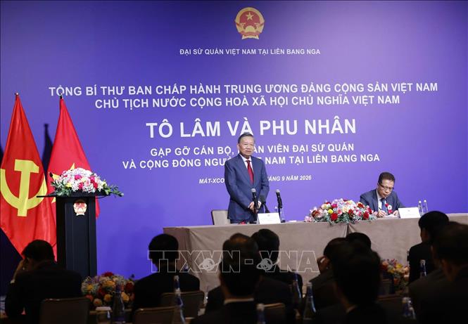 Tổng Bí thư, Chủ tịch nước Tô Lâm nói chuyện thân mật với cán bộ, nhân viên Đại sứ quán và đại diện cộng đồng người Việt Nam tại Nga. Ảnh: Thống Nhất – TTXVN