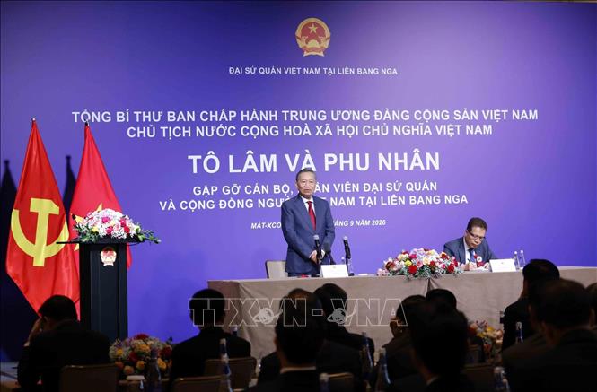 Tổng Bí thư, Chủ tịch nước Tô Lâm nói chuyện thân mật với cán bộ, nhân viên Đại sứ quán và đại diện cộng đồng người Việt Nam tại Nga. Ảnh: Thống Nhất – TTXVN