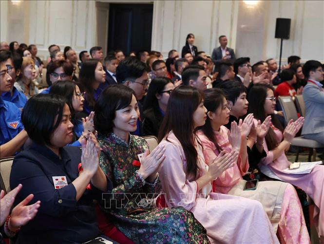 Cán bộ, nhân viên Đại sứ quán và đại diện cộng đồng người Việt Nam tại Nga tham dự cuộc gặp gỡ Tổng Bí thư, Chủ tịch nước Tô Lâm và Phu nhân. Ảnh: Thống Nhất – TTXVN