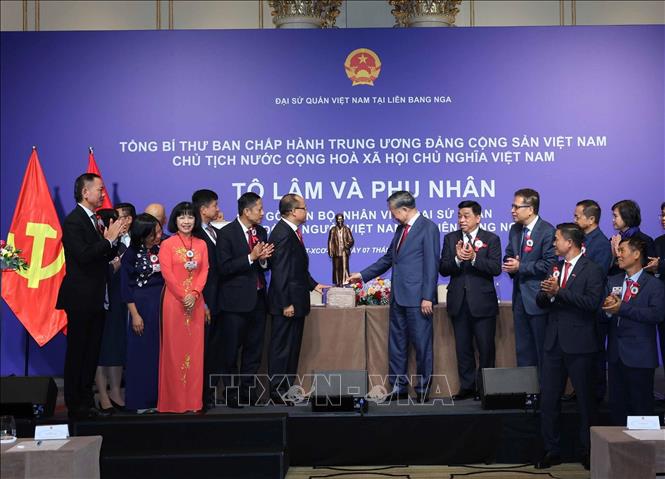 Tổng Bí thư, Chủ tịch nước Tô Lâm tặng bức tượng Chủ tịch Hồ Chí Minh cho cộng đồng người Việt Nam tại Nga. Ảnh: Thống Nhất – TTXVN