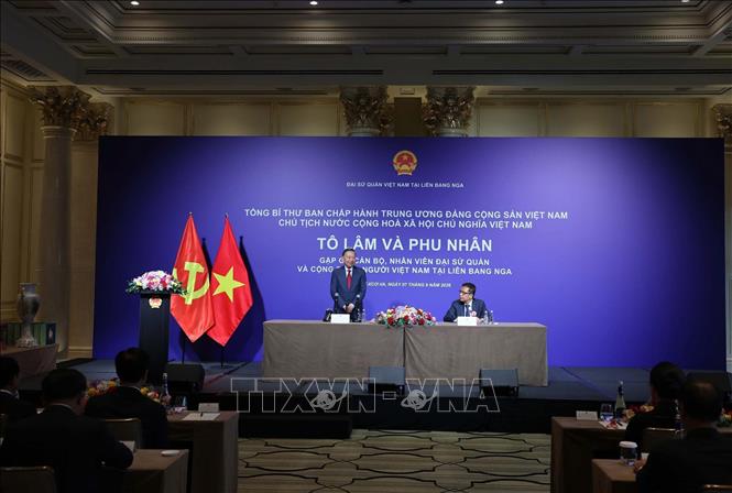 Tổng Bí thư, Chủ tịch nước Tô Lâm nói chuyện thân mật với cán bộ, nhân viên Đại sứ quán và đại diện cộng đồng người Việt Nam tại Nga. Ảnh: Thống Nhất – TTXVN