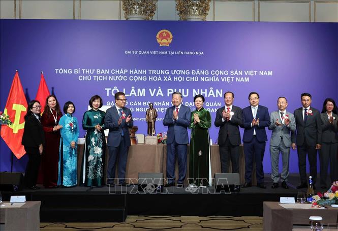 Tổng Bí thư, Chủ tịch nước Tô Lâm tặng quà cho Đại sứ quán và cộng đồng người Việt Nam tại Nga. Ảnh: Thống Nhất – TTXVN