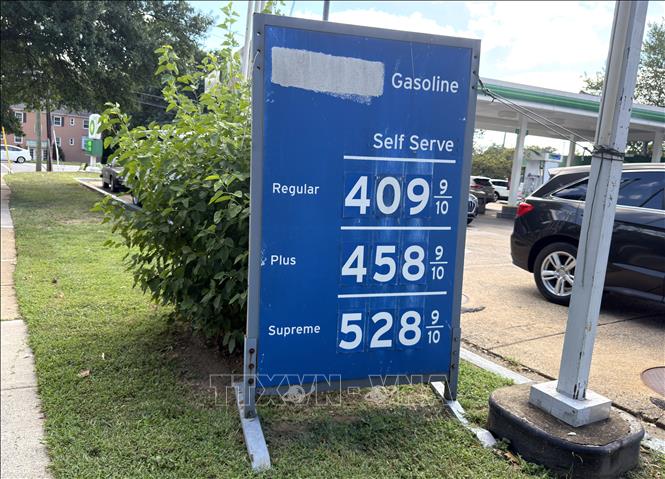 Bảng giá xăng bán lẻ tại một cây xăng ở Falls Church, bang Virginia, chiều 7/9/2026. Ảnh: Ngọc Quang – PV TTXVN tại Mỹ