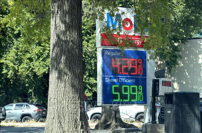 Bảng giá xăng và dầu diesel bán lẻ tại một cây xăng ở trung tâm thủ đô Washington, D.C. (Mỹ), chiều 7/9/2026. Ảnh: Ngọc Quang – PV TTXVN tại Mỹ