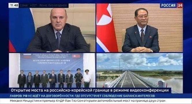 Lễ khánh thành cầu đường bộ bắc qua sông Tumannaya kết nối Nga - Triều Tiên. Thủ tướng Nga Mikhail Mishustin (trên, trái) và Thủ tướng Triều Tiên Pak Thae Song (trên, phải) tham dự buổi lễ qua hình thức trực tuyến. Ảnh: Kyodo/TTXVN phát