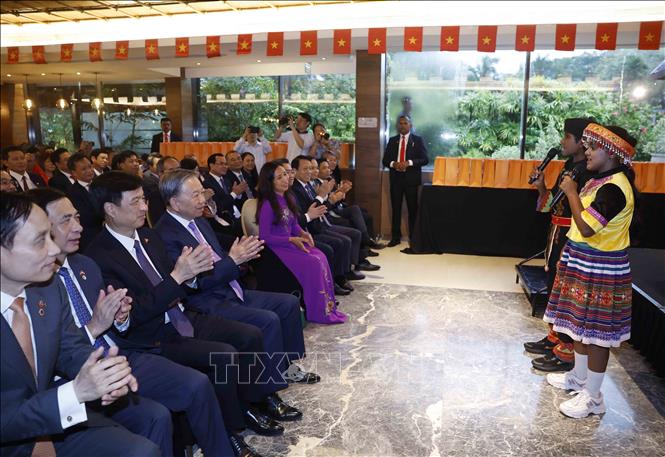  Tổng Bí thư, Chủ tịch nước Tô Lâm và các đại biểu thưởng thức chương trình văn nghệ do học sinh Sri Lanka đang học tiếng Việt biểu diễn (Sri Lanka, 5/2026) . Ảnh: Thống Nhất – TTXVN 