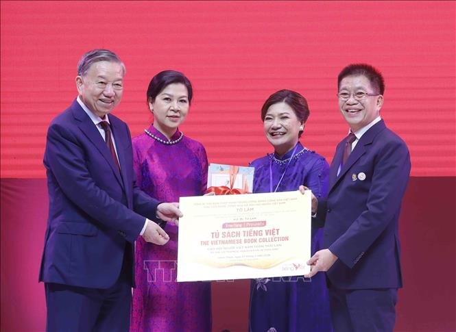 Tổng Bí thư, Chủ tịch nước Tô Lâm và Phu nhân trao tặng tượng trưng 