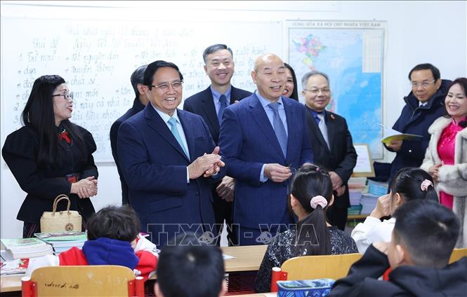 Thủ tướng Phạm Minh Chính thăm lớp học Tiếng Việt cho trẻ em tại Trung tâm Thương mại Sapa tại thủ đô Praha (Séc, 1/2025). Ảnh: Dương Giang-TTXVN
