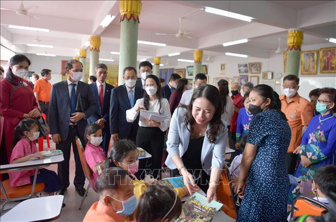  Phó Chủ tịch nước Võ Thị Ánh Xuân trao tặng sách cho các em học sinh lớp học tiếng Việt tại Udon Thani (Thái Lan, 6/2022). Ảnh: Hữu Kiên - TTXVN 