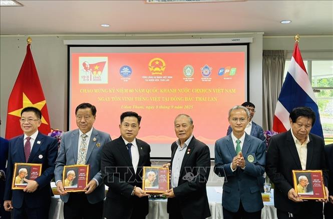 Kiều bào tỉnh Udon Thani đón nhận sách song ngữ 