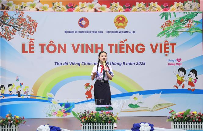 Em Vila Xaynhavong, học sinh lớp 8A Trường Song ngữ Lào-Việt Nam Nguyễn Du tham gia phần thi kể chuyện bằng tiếng Việt với chủ đề 