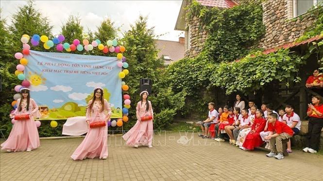 Tiết mục Trống cơm của học sinh Lớp tiếng Việt tại “Trại hè tiếng Việt” lần thứ 4 của kiều bào tại Belarus (Minsk, 7/2025). Ảnh: TTXVN phát