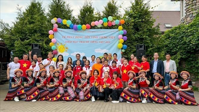 Đại sứ quán Việt Nam tại Belarus phối hợp với Hội Người Việt tổ chức lễ phát động phong trào tôn vinh tiếng Việt và khai mạc “Trại hè tiếng Việt” lần thứ 4 của kiều bào tại Belarus (Minsk, 7/2025). Ảnh: TTXVN phát