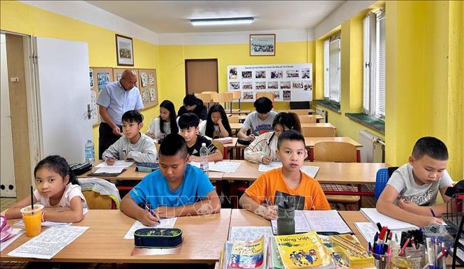  Một lớp học tiếng Việt tại Trung tâm tiếng Việt Sapa-Praha (Séc, 9/2023). Ảnh: TTXVN phát