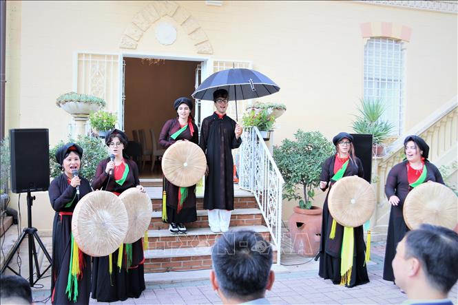  Sinh viên bộ môn tiếng Việt trường Ca'Foscari biểu diễn làn điệu Quan họ Bắc Ninh tại “Ngày tôn vinh tiếng Việt tại Italy” năm 2023. Ảnh: Thanh Hải - TTXVN