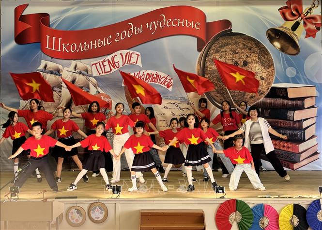Tiết mục múa “Chào Việt Nam” do các em nhỏ Việt Nam tại Ulyanovsk (quê hương của lãnh tụ V.Lenin, thành phố kết nghĩa với tỉnh Nghệ An) trình diễn tại Ngày hội tiếng Việt lần thứ tư năm 2024. Ảnh: Tâm Hằng - TTXVN 