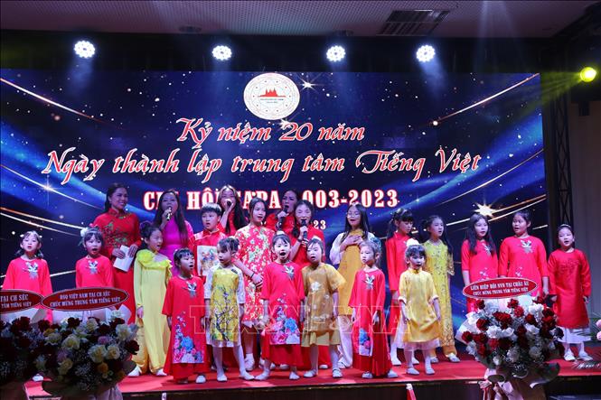 Trung tâm tiếng Việt tại Trung tâm Thương mại Sa Pa tổ chức lễ kỷ niệm 20 năm thành lập. Sau 20 năm hoạt động, Trung tâm đã hỗ trợ hơn 2.000 học sinh được phổ cập tiếng mẹ đẻ, có nhiều cháu đã thành thạo tiếng Việt (10/2023). Ảnh: Việt Dũng - TTXVN 