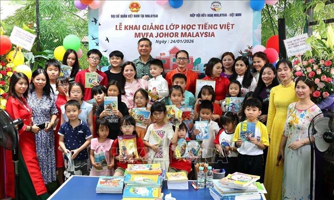 Đại sứ quán Việt Nam tại Malaysia tổ chức khai mạc lớp tiếng Việt, đánh dấu bước ngoặt quan trọng trong hành trình gìn giữ ngôn ngữ và lan toả các giá trị văn hoá của cộng đồng người Việt tại Malaysia(1/2026). Ảnh: Viên Luyến - TTTXVN 