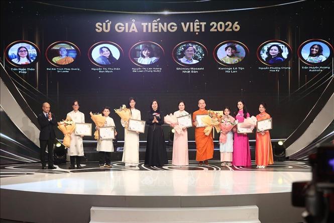 Thứ trưởng Bộ Ngoại giao Lê Thị Thu Hằng trao danh hiệu “Sứ giả tiếng Việt ở nước ngoài” năm 2026 cho 8 cá nhân tiêu biểu tại Gala tiếng Việt thân thương năm 2026. Ảnh: TTXVN phát