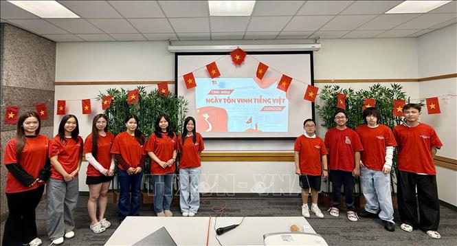 Nhóm Tuổi trẻ Việt (Viet Youth) thuộc Hội đồng Văn hóa và Giáo dục Canada–Việt Nam (CVCEC) tổ chức buổi giao lưu Nhân Ngày Tôn vinh tiếng Việt 8/9 (Toronto, 9/2026). Ảnh: TTXVN phát