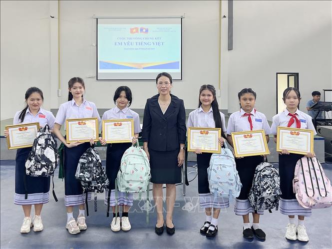  Bà Đặng Thị Hải Tâm, Tổng lãnh sự Việt Nam tại tỉnh Savannakhet trao bằng khen cho các học sinh đoạt giải Cuộc thi vòng Chung kết Em yêu tiếng Việt (8/2024). Ảnh TTXVN phát