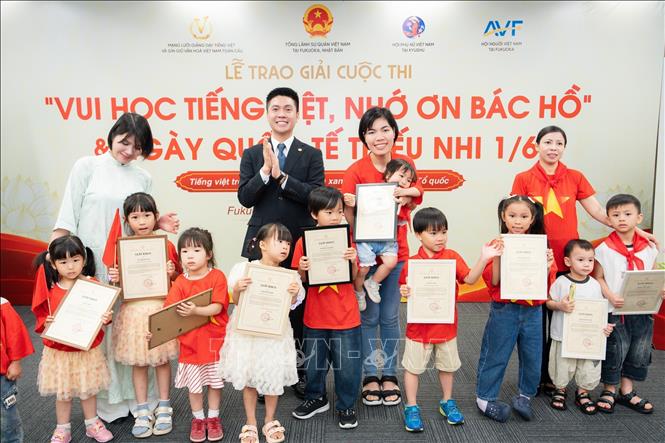 Ông Nguyễn Duy Anh, Tổng Thư ký Mạng lưới Giảng dạy tiếng Việt và gìn giữ văn hóa Việt Nam toàn cầu cùng các em nhỏ tham dự chương trình “Vui học tiếng Việt, nhớ ơn Bác Hồ” (Fukuoka, 5/2026). Ảnh: Xuân Giao -  TTXVN 