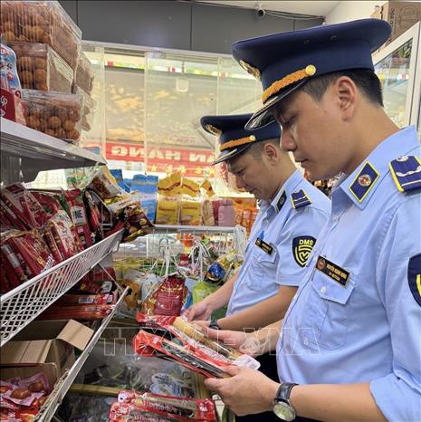 Đội Quản lý thị trường số 22 tiến hành kiểm tra một số cơ sở kinh doanh trên địa bàn Hà Nội và phát hiện số lượng lớn hàng hóa có dấu hiệu vi phạm. Ảnh: Quốc Lũy - TTXVN