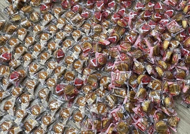 Qua kiểm tra, lực lượng chức năng phát hiện 1.400 sản phẩm bánh, kẹo và các sản phẩm thực phẩm có nguồn gốc sản xuất không được xác định rõ. Ảnh: Quốc Lũy - TTXVN