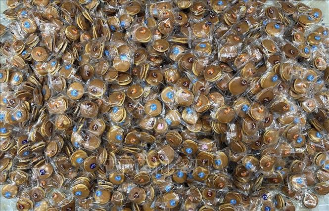 Qua kiểm tra, lực lượng chức năng phát hiện 1.400 sản phẩm bánh, kẹo và các sản phẩm thực phẩm có nguồn gốc sản xuất không được xác định rõ. Ảnh: Quốc Lũy - TTXVN