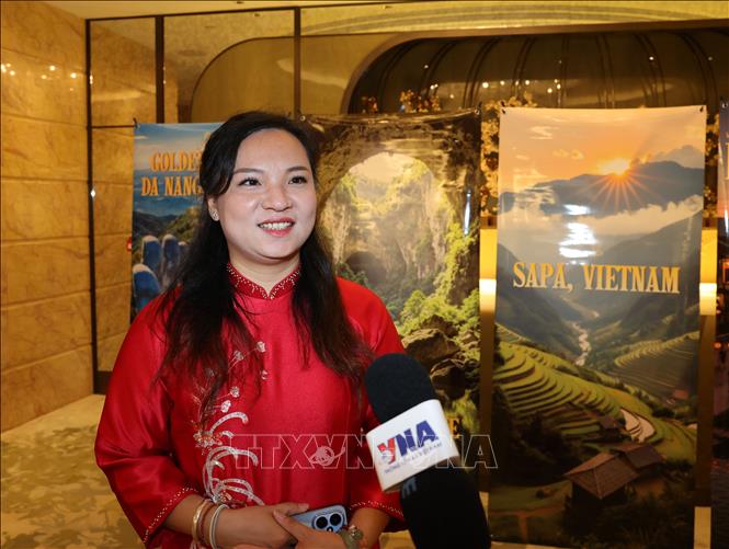 Trưởng nhóm múa Đỗ Tú Quỳnh trả lời phỏng vấn của TTXVN. Ảnh: Xuân Vịnh - PV TTXVN tại Hong Kong  (Trung Quốc)