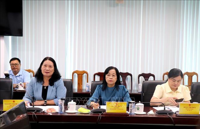 Bà Nguyễn Thị Bé Mười (thứ nhất từ trái qua), Phó Chủ tịch UBND tỉnh Vĩnh Long, phát biểu tại buổi làm việc.   Ảnh: Lê Thúy Hằng – TTXVN