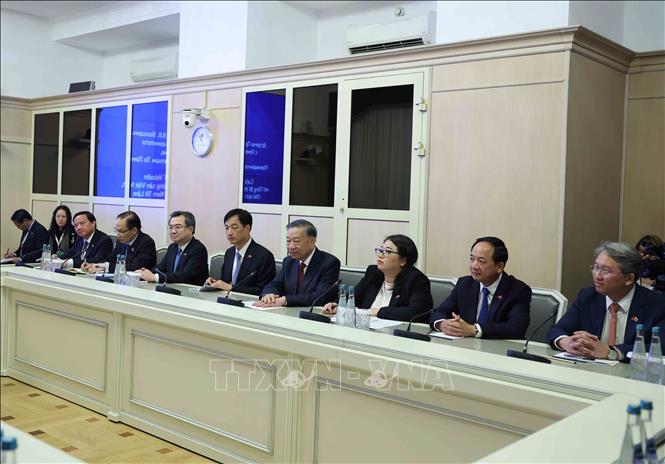 Tổng Bí thư, Chủ tịch nước Tô Lâm và thành viên đoàn cấp cao Việt Nam tại cuộc hội kiến Chủ tịch Duma Quốc gia Nga Vyacheslav Volodin. Ảnh: Thống Nhất – TTXVN