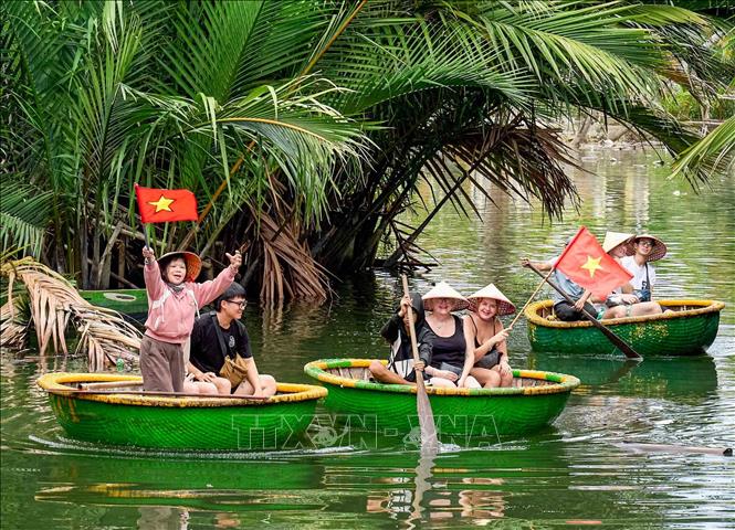 Không chỉ là phương tiện di chuyển, thuyền thúng còn trở thành một sản phẩm trải nghiệm du lịch độc đáo, gắn với văn hóa sông nước và tạo nên những khoảnh khắc ấn tượng cho du khách khi đến vùng đất này. Ảnh: Khánh Hoà - TTXVN                   