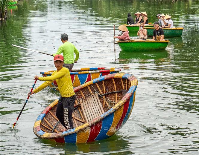 Màn biểu diễn múa thúng tạo điểm nhấn trong hành trình khám phá rừng dừa Bảy Mẫu. Ảnh: Khánh Hoà - TTXVN                        